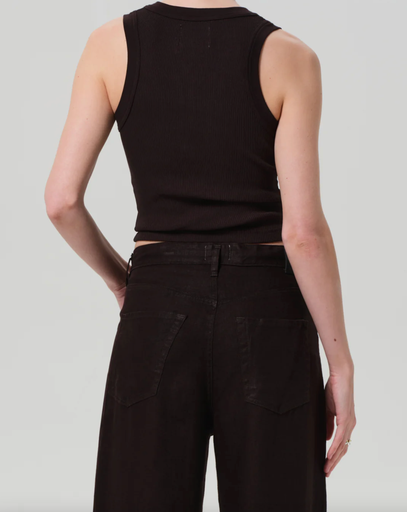 citizensofhumanity_citizensofhumanitycaralyntank_caralyntank_chocolatetank_buttontank_ribbedtanktop_buttonfront