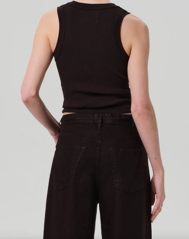 citizensofhumanity_citizensofhumanitycaralyntank_caralyntank_chocolatetank_buttontank_ribbedtanktop_buttonfront