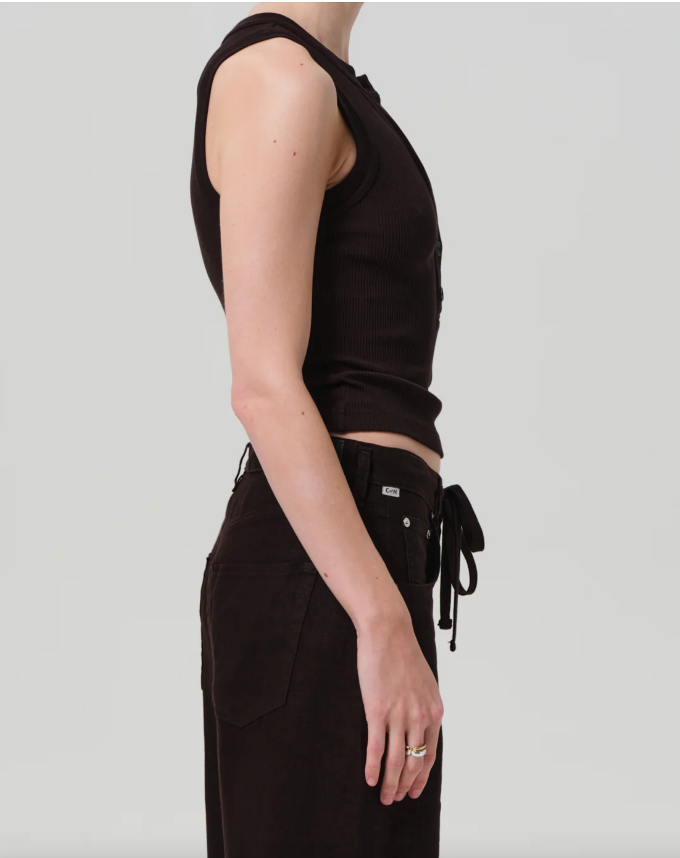 citizensofhumanity_citizensofhumanitycaralyntank_caralyntank_chocolatetank_buttontank_ribbedtanktop_buttonfront_staple