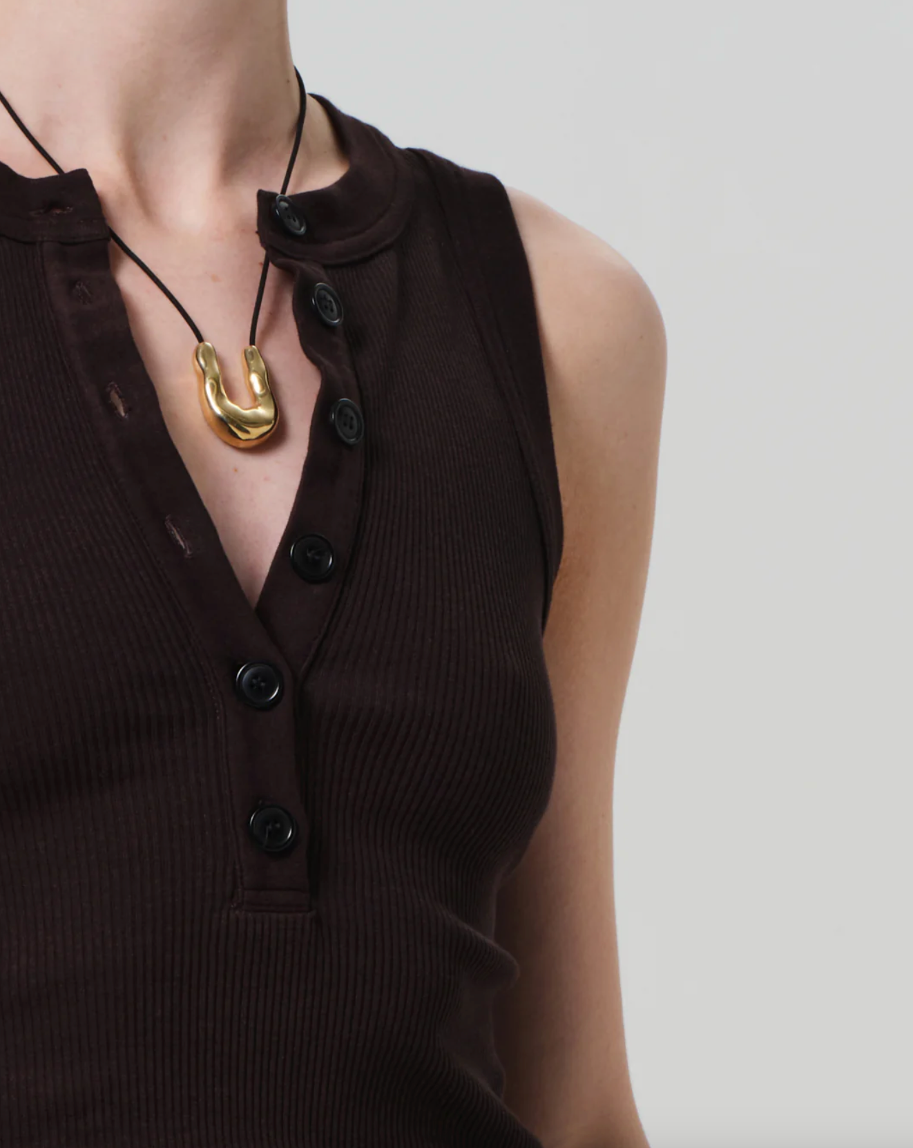 citizensofhumanity_citizensofhumanitycaralyntank_caralyntank_chocolatetank_buttontank_ribbedtanktop_buttonfront_staple_rib_formfitting